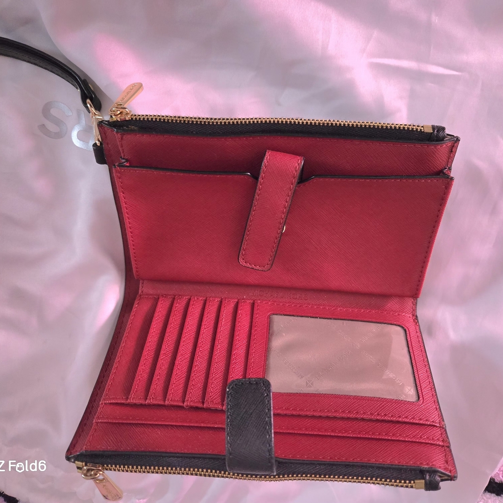 💥FINAL PRICE DROP💥🌹Michael Kors "Jet Set" Black and Red Floral Wristlet🌹 - Picture 3 of 10